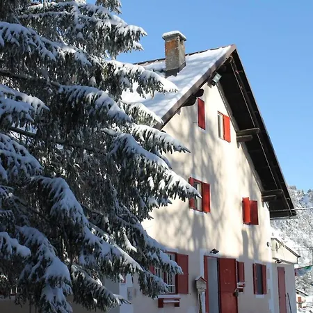 Rifugio La Capanna Hostal *
