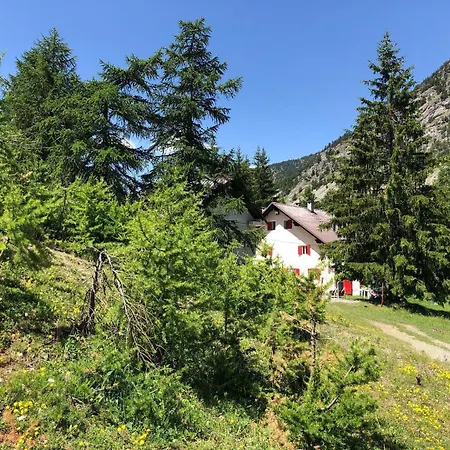 Rifugio La Capanna Hostal *